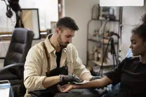 Tatouage professionnel : le matériel basique pour débuter