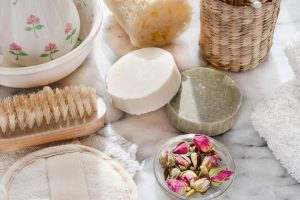 Nettoyer une peau mature : quels sont les bons gestes à adopter pour la sublimer ?