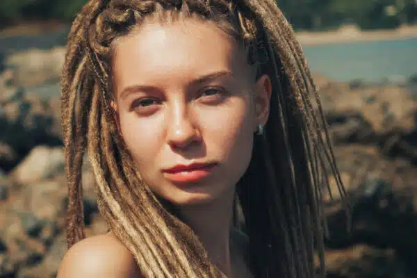 5 astuces pour choisir votre coiffeuse de dreadlocks à Paris