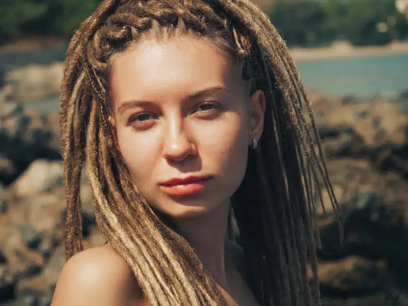 5 astuces pour choisir votre coiffeuse de dreadlocks à Paris