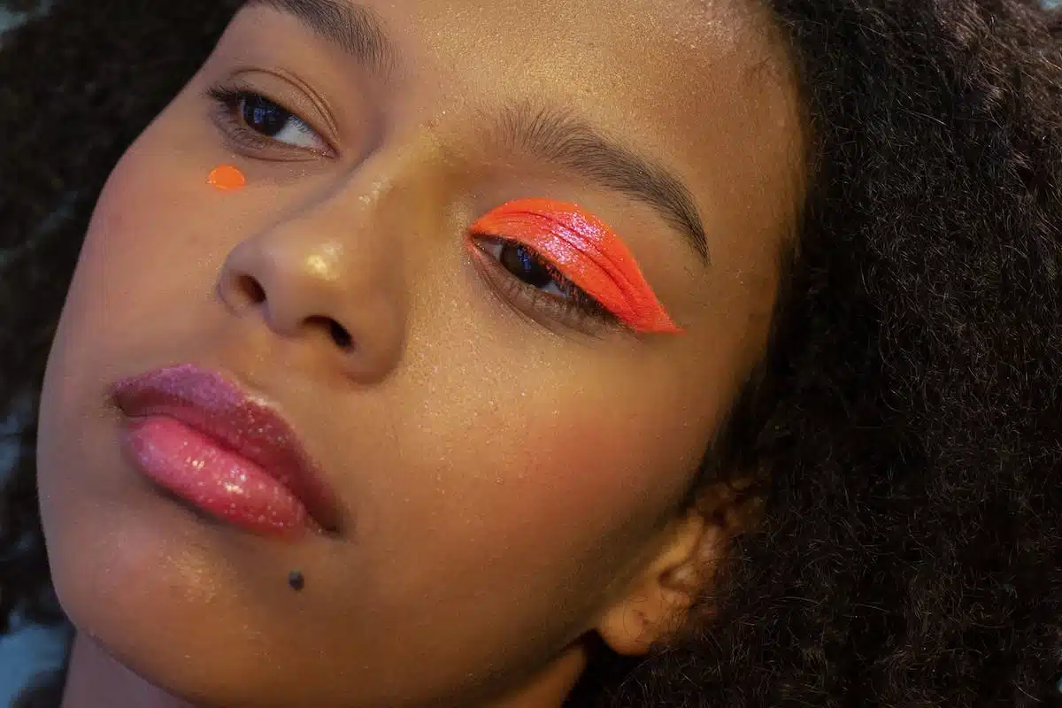 Les couleurs et textures les plus tendances en matière de maquillage pour la saison en cours
