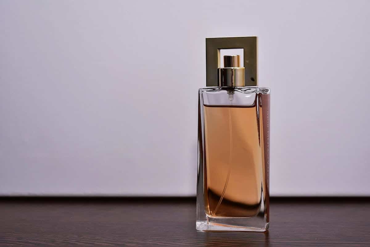 Sélectionner le parfum idéal : critères essentiels pour une fragrance adaptée à votre style