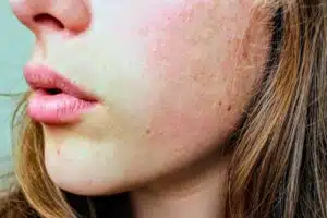 Conseils et astuces pour choisir les meilleurs produits de maquillage pour les peaux sèches