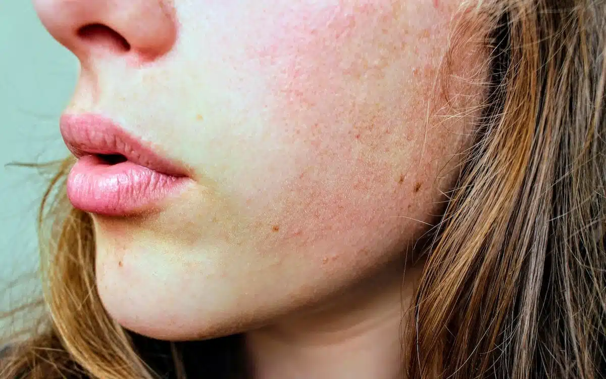 Conseils et astuces pour choisir les meilleurs produits de maquillage pour les peaux sèches