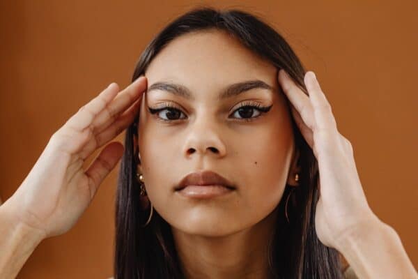 Guide ultime pour un maquillage naturel et frais : astuces et techniques incontournables