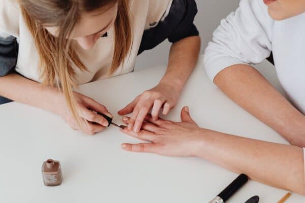 Adopter les bons gestes pour des ongles forts et sains : Guide complet