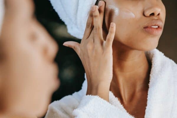 Préparer une lotion tonique maison pour peau sensible : guide complet