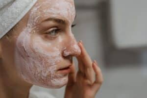 Les clés d’une peau éclatante : astuces et conseils pour une teint lumineux et radieux