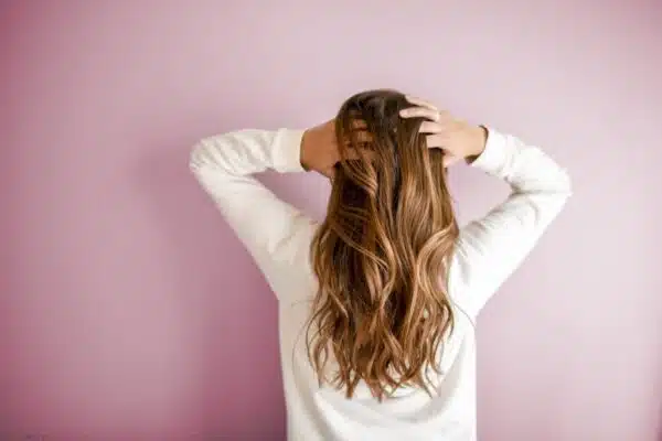 Prendre soin de ses cheveux : découvrez les produits de beauté incontournables et les secrets capillaires à adopter