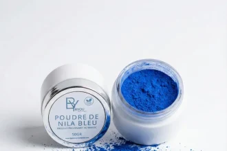 Poudre de nila bleu utilisée pour un soin de la peau