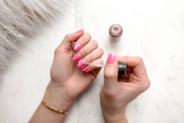 Comment faire pour mettre du vernis permanent ?