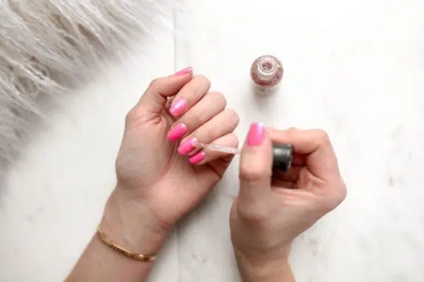 Comment faire pour mettre du vernis permanent ?