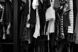 Sweat oversize, cropped ou classique : quelle coupe adopter cette saison ?